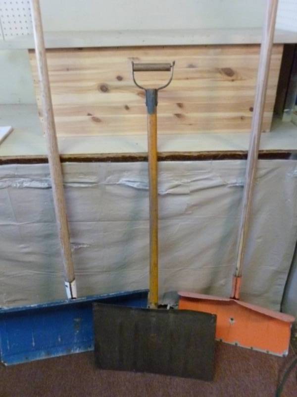 lot 82 image: Snow Shovels
