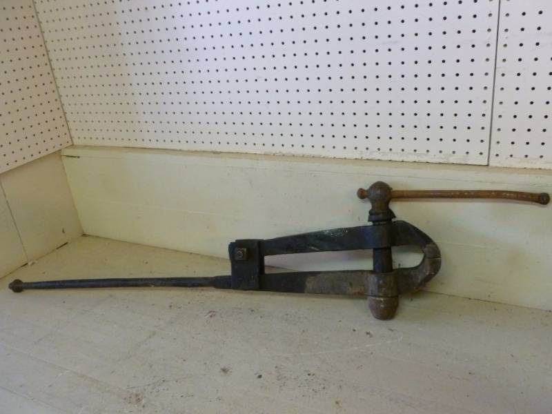 lot 85 image: Vintage Leg Vise