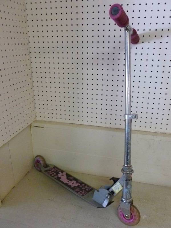 lot 86 image: Kids Scooter