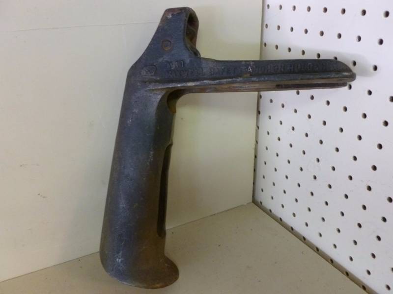 lot 98 image: Anchor Holder