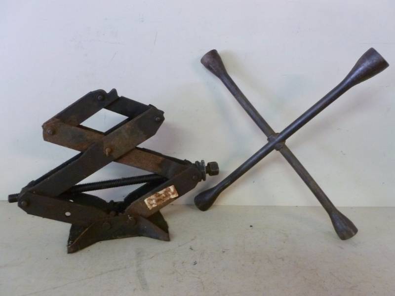 lot 100 image: Scissor Jack