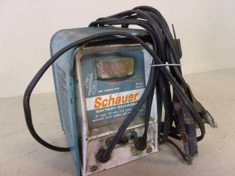 lot 118 image: Battery Charger