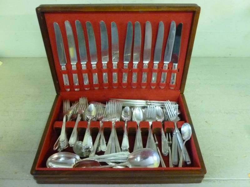 lot 135 image: Silverplate Flatware