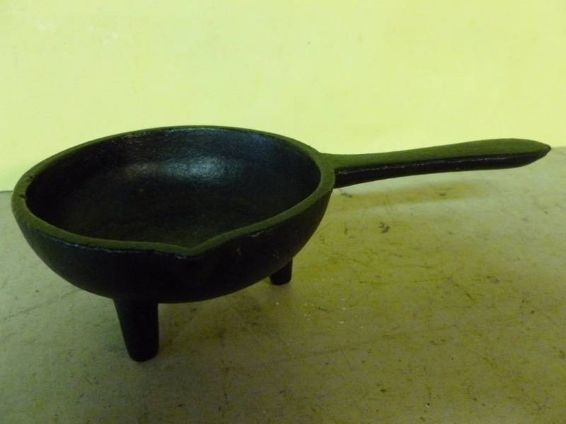 lot 174 image: Cast Iron Souvenir Pan