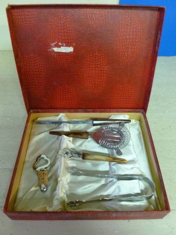 lot 214 image: Drink Utensil Set