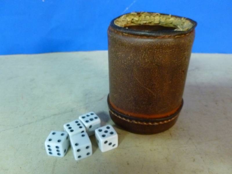 lot 232 image: Vintage Dice Box