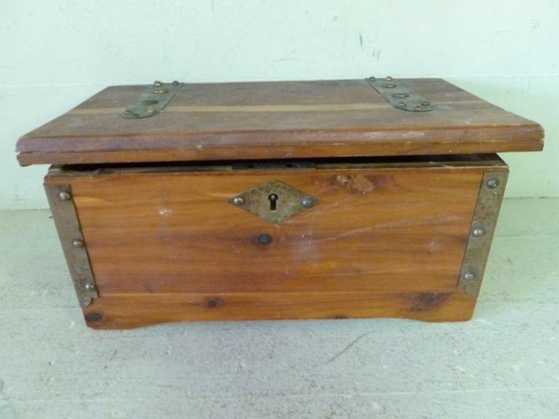 lot 337 image: Vintage Cedar Box