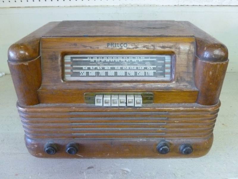 lot 397 image: Vintage Philco Radio