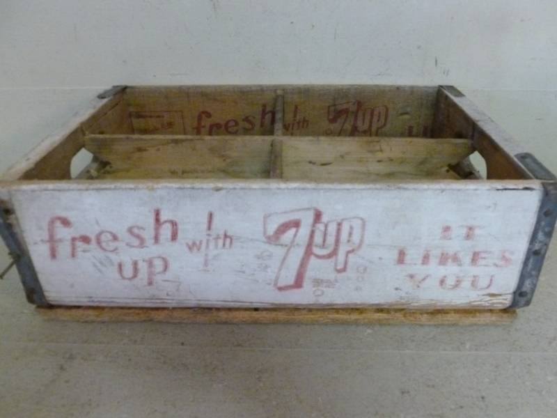 lot 399 image: Vintage 7Up Wooden Case