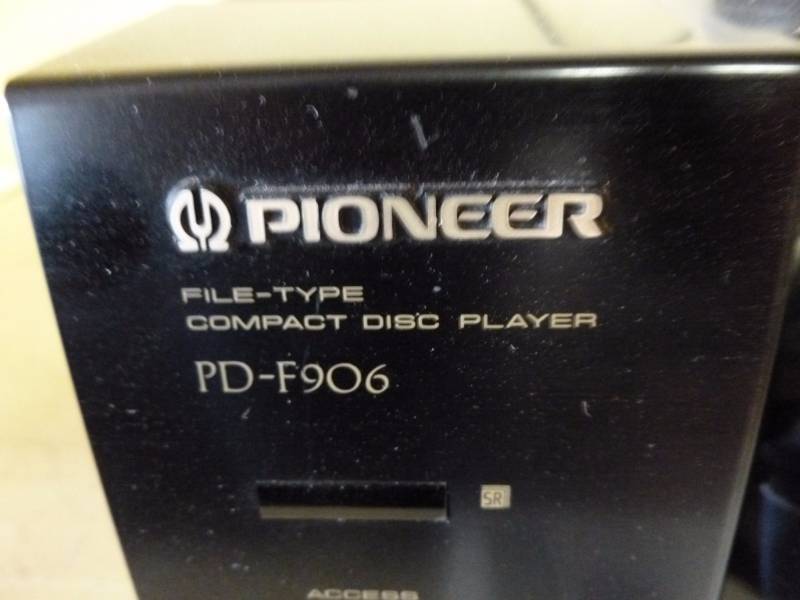 lot 402 image: Pioneer CD Player