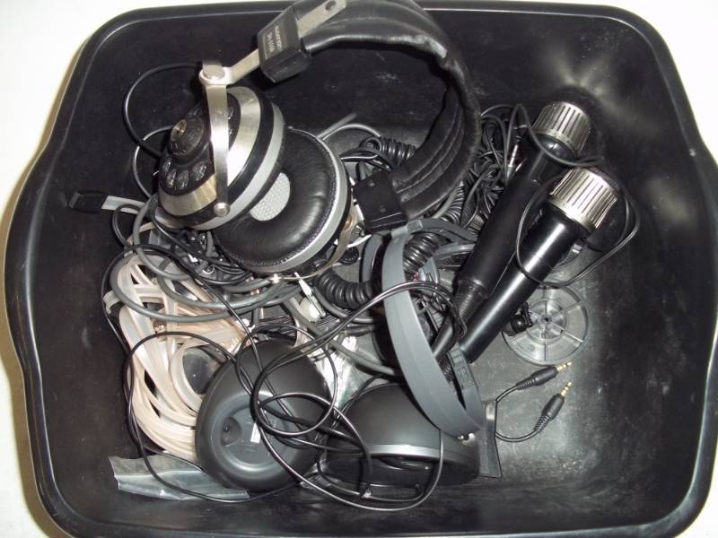 Tub with Headphones, 2 microphones and speakers