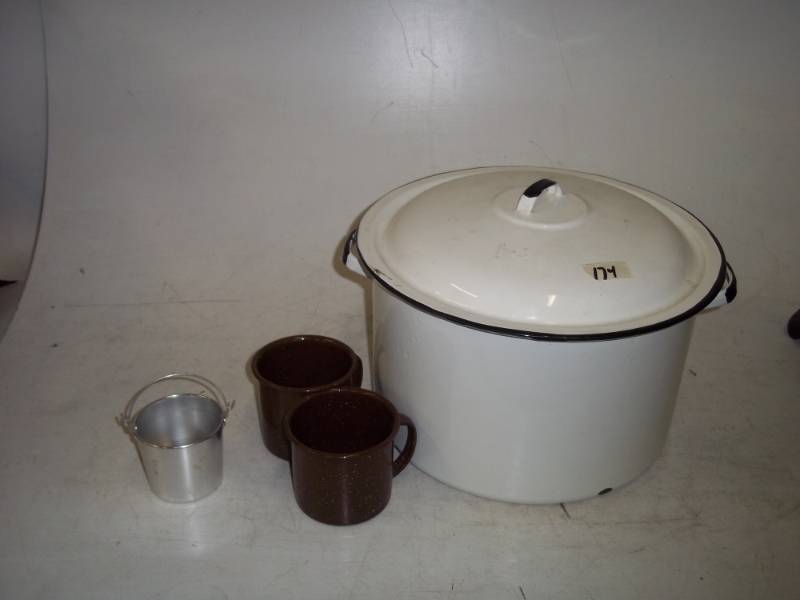 Vintage Pot with lid and 2 cups