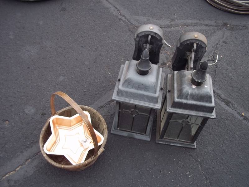 Outdoor lights with basket