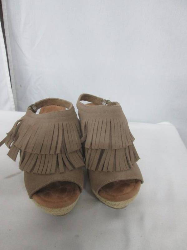 lot 63 image: Minnetonka Womens Ashley Fringe Sandal