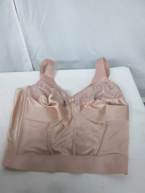 lot 91 image: Glamorise Magic Lift Long Line Bra