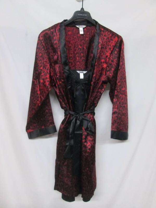 lot 71 image: Winlar Plus Satin Robe and Gown Set