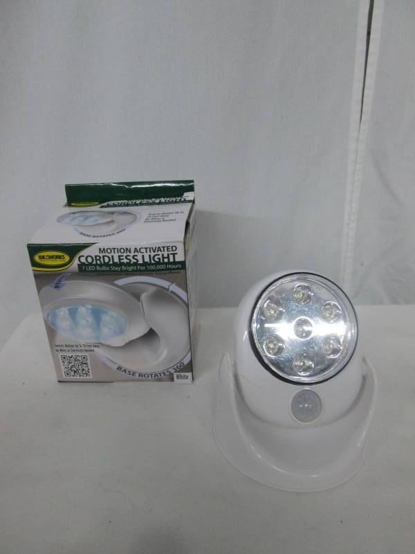 lot 78 image: Ideaworks Motion-Activated Cordless Light - White