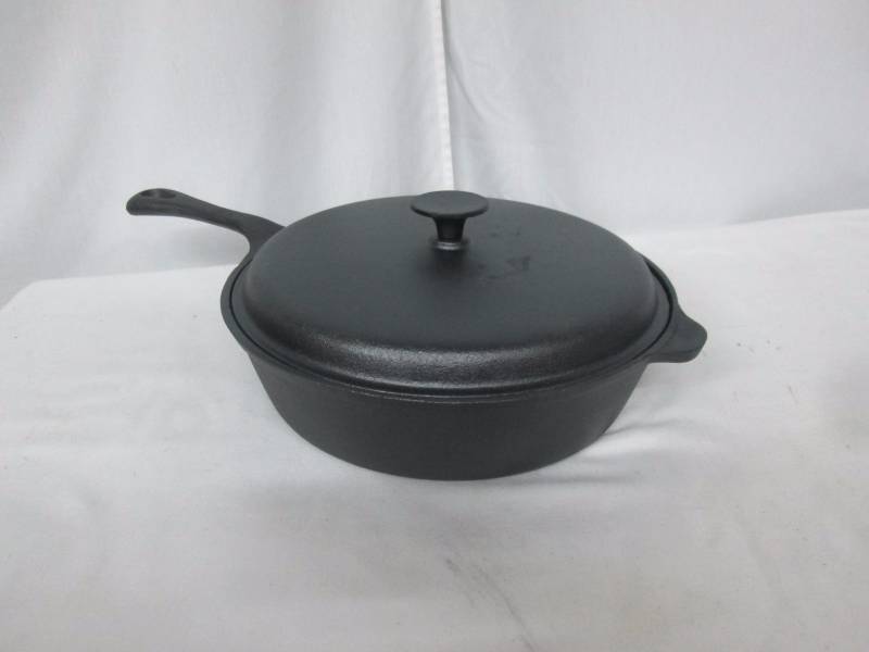 lot 31 image: Chefs Mark 12 Pre-Seasoned Cast Iron Chicken Fryer with Lid