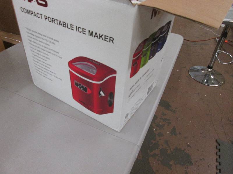lot 8 image: Portable Ice Maker by MAS open box,...