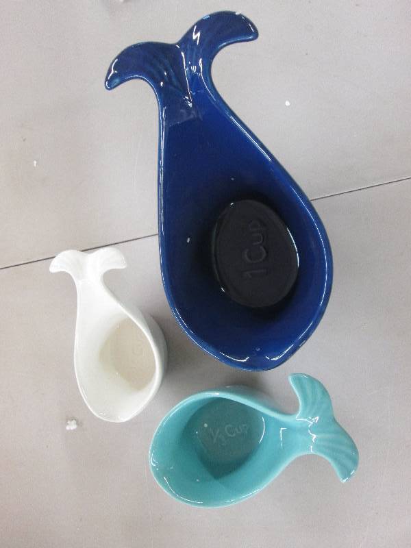lot 11 image: Whale Tale Measuring Cups 14, 13 ...