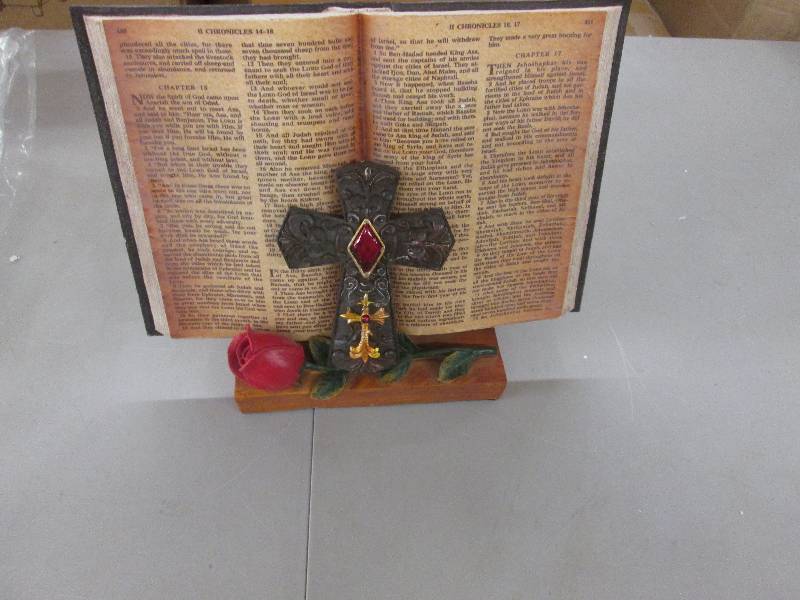 lot 21 image: Standing Bible with Cross open box ...