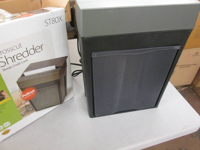 lot 75 image: Royal 8-Sheet Crosscut Paper Shredd...