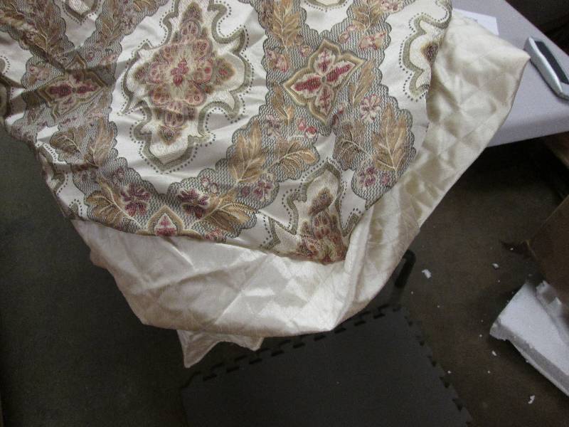 lot 189 image: King Bedspread open box ...