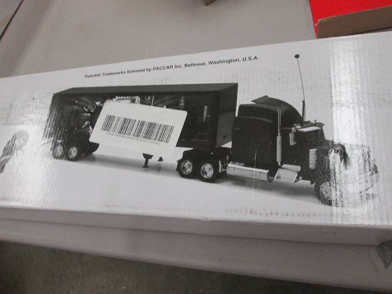 lot 249 image: Remote Controlled Peterbilt Semi op...