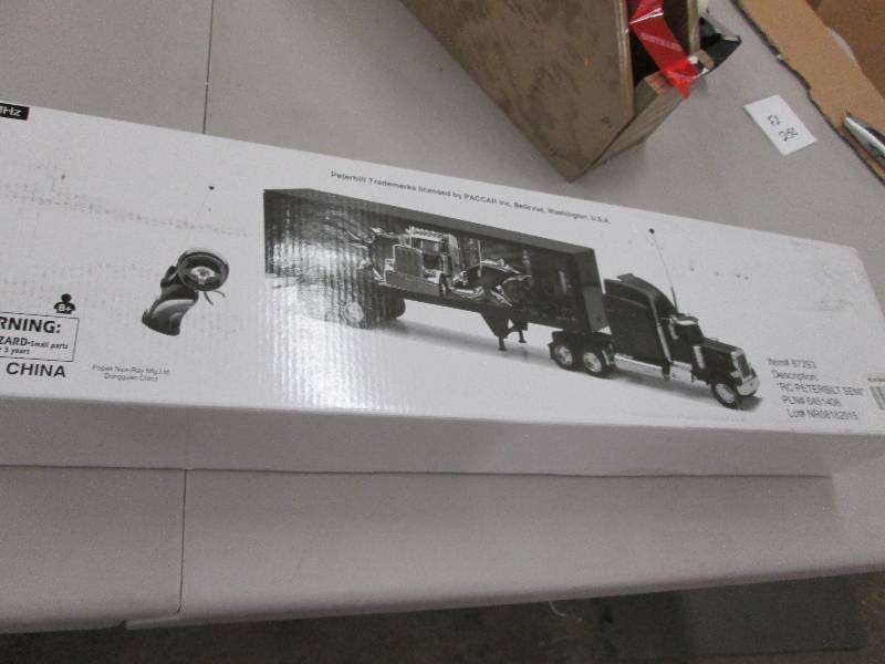 lot 250 image: Remote Controlled Peterbilt Semi op...