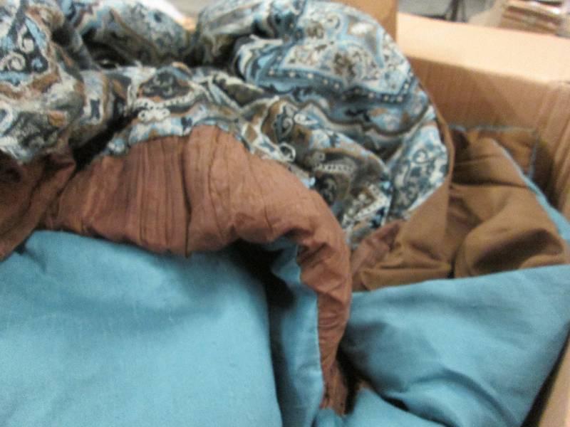 lot 277 image: King Bedding Set with pillows & sha...