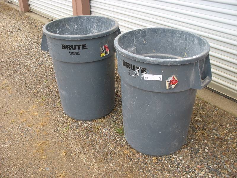 Brute Heavy Duty Garbage Cans