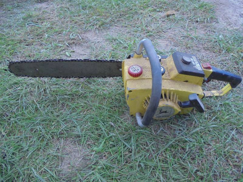 John Deere Chainsaw - has compression