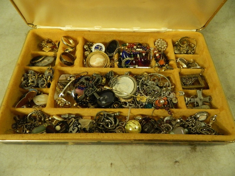 lot 11 image: Jewlery Box