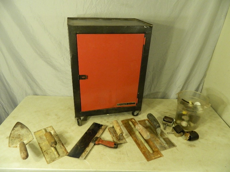 lot 4 image: Metal Cabinet on Wheels with Tools
