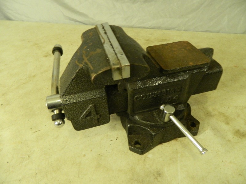 lot 46 image: Bench Vise