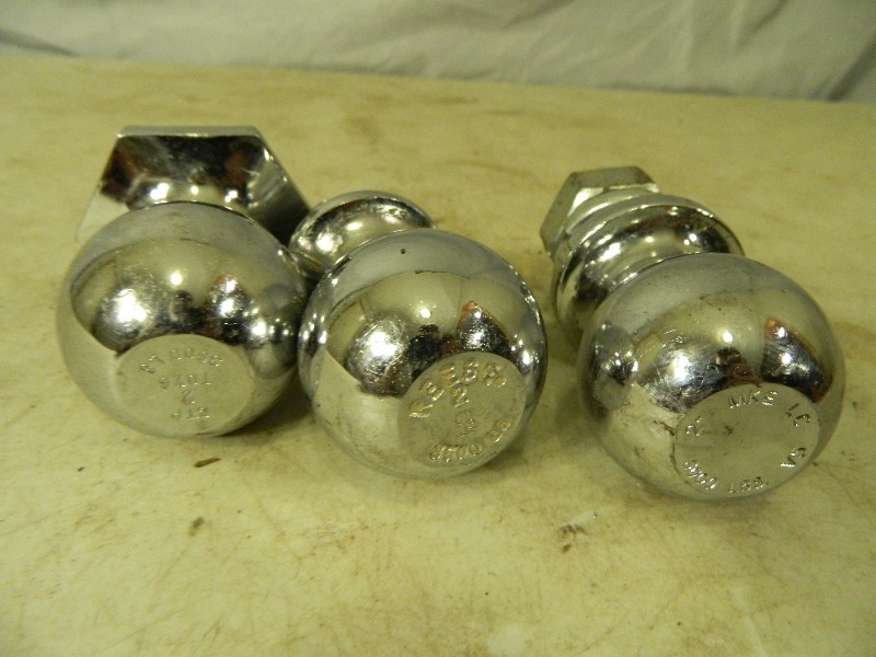lot 61 image: 3 Hitch Balls