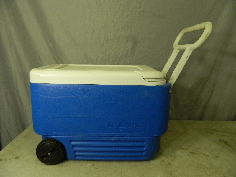 lot 76 image: Igloo Cooler on Wheels