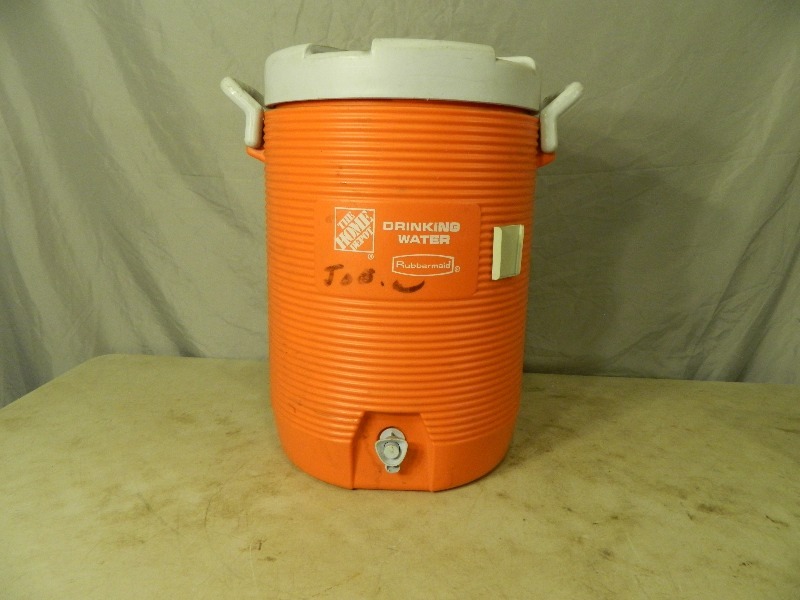lot 78 image: Rubbermaid Drink Cooler Dispenser
