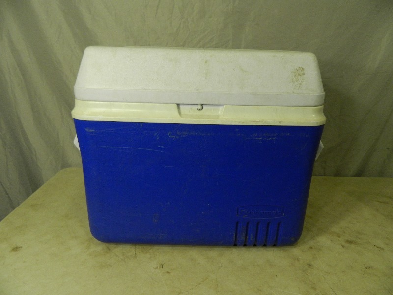 lot 81 image: Rubbermaid Cooler