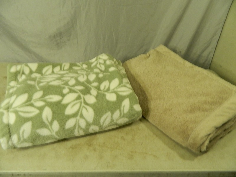 lot 135 image: 2 Super Soft Blankets