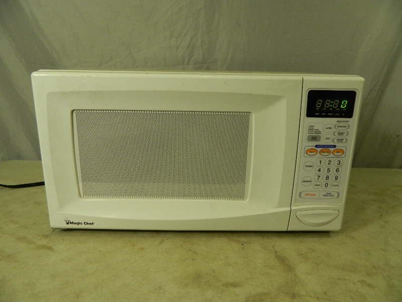lot 151 image: Magic Chef Carousel Microwave