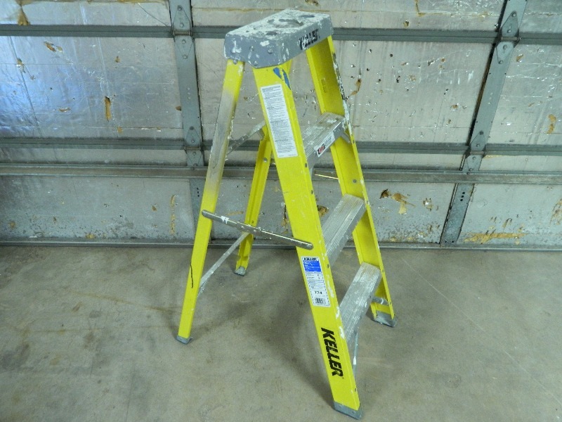 lot 32 image: 4 Ft Keller Fiberglass Ladder