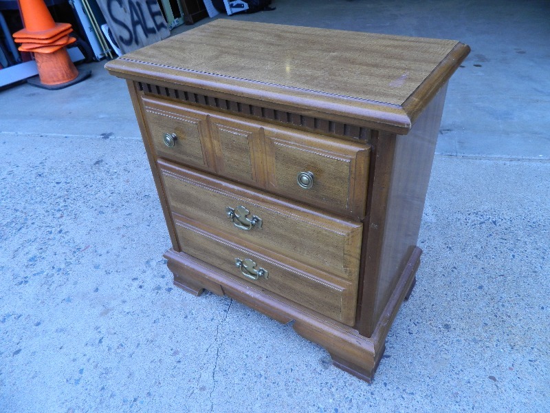 lot 41 image: 2 Drawer Night Stand