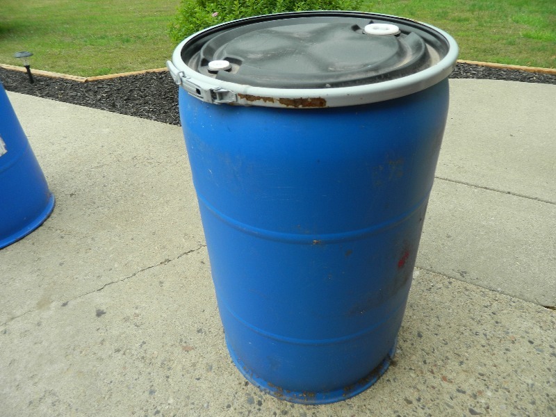 lot 17 image: Fullsize Plastic Drum  Barrel with Lid