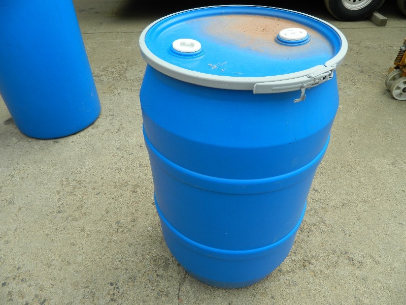 lot 20 image: Fullsize Plastic Drum  Barrel with Lid