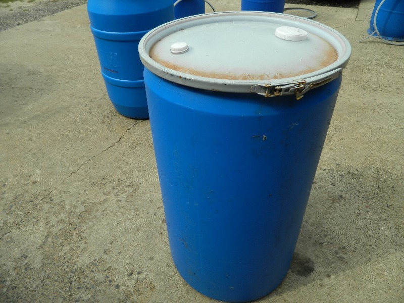lot 21 image: Fullsize Plastic Drum  Barrel with Lid