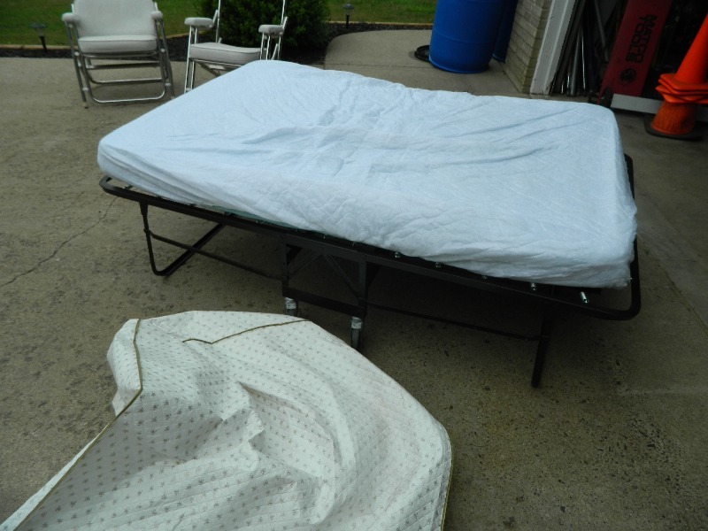 lot 8 image: Roll Away Bed