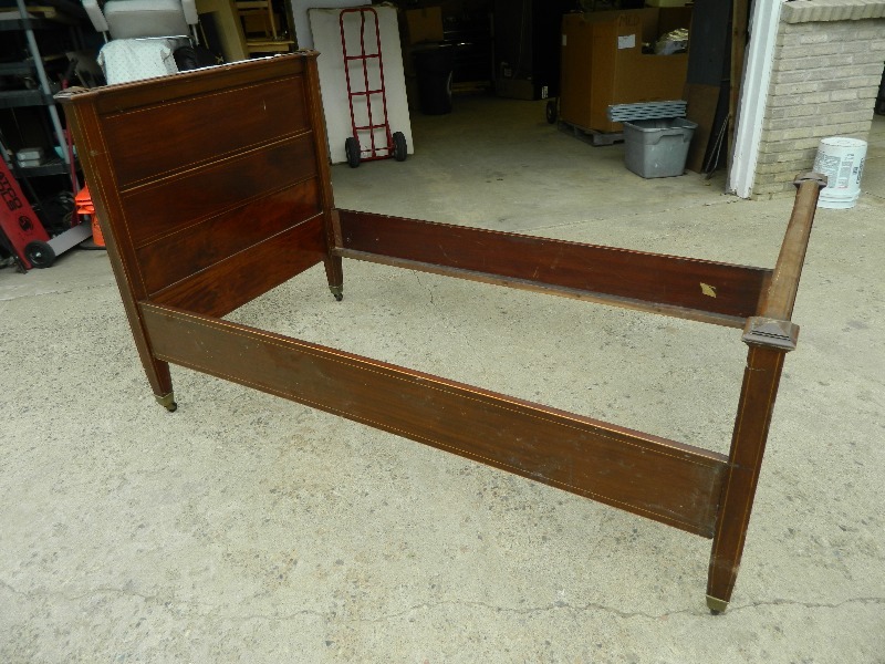 lot 9 image: Wood Twin Bed