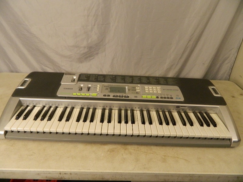 lot 186 image: Casio Keyboard