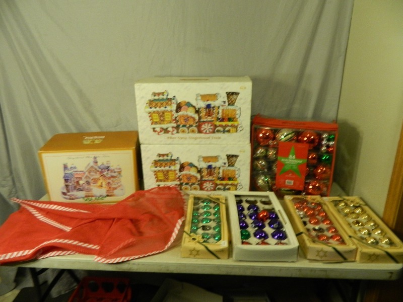 lot 192 image: Christmas Decor